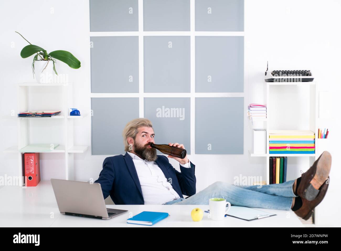 Hipster freelance, lavoratore d'ufficio, uomo d'affari che finiscono il lavoro prima della scadenza, ubriaco fine della giornata lavorativa. Foto Stock