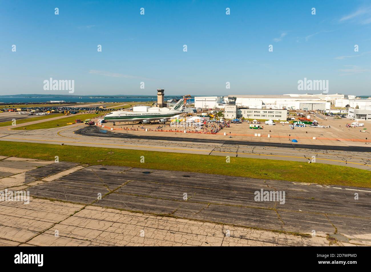 Vista aerea, guardando verso il basso lo spettacolo aereo della Guardia Nazionale del Rhode Island presso la base aerea di Quonset. Foto Stock