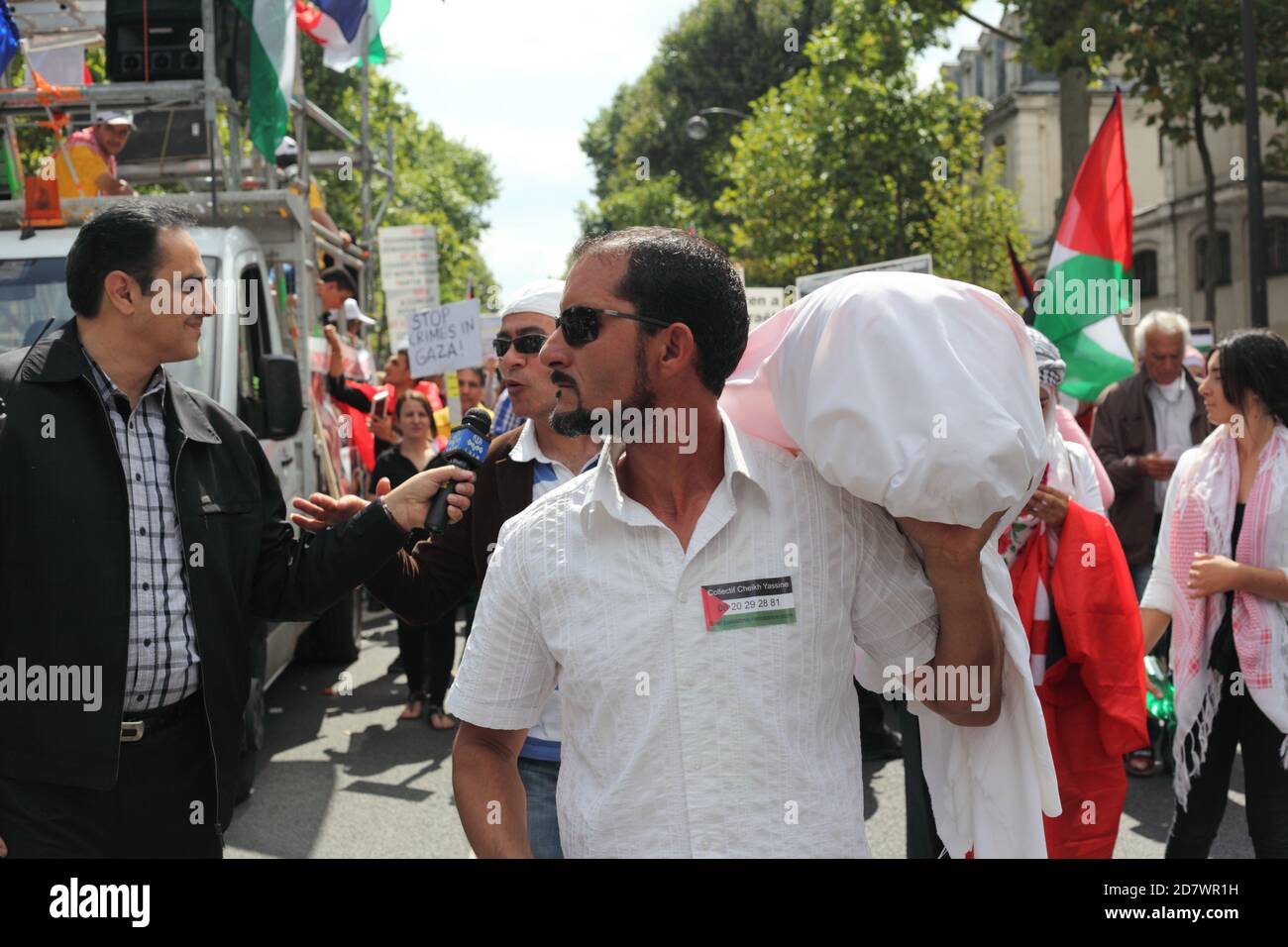 Manifestazione pro-palestinese a Parigi a sostegno del popolo di Gaza a seguito dell'offensiva israeliana che rivendica la vita del 1,600 Palestinesi Foto Stock