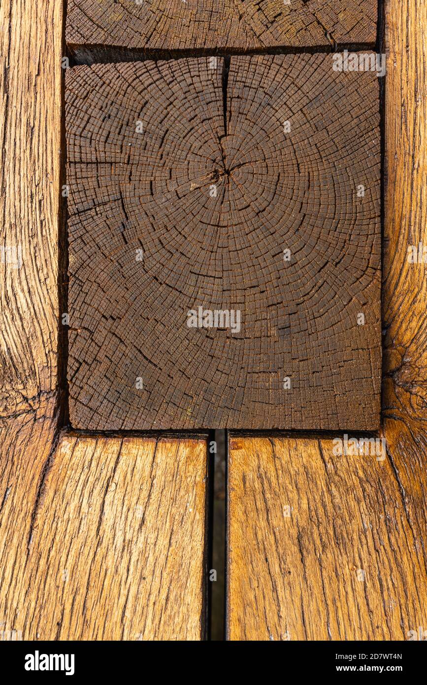 Dettaglio di un tavolo in legno alla replica del forte slavo di 1,000 anni a Raddusch, Oberspreewald Spree Forest, Brandeburgo, Germania orientale, Europa Foto Stock