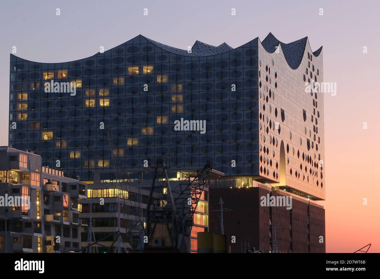 Finestre illuminate a forma di cuore del Westin Hotel, Elbphilharmonie, Hafenity, Amburgo, Germania, 26.03.2020. Foto Stock