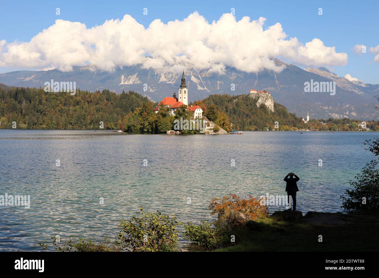 Turistico sulla riva del lago di Bled in Slovenia Foto Stock