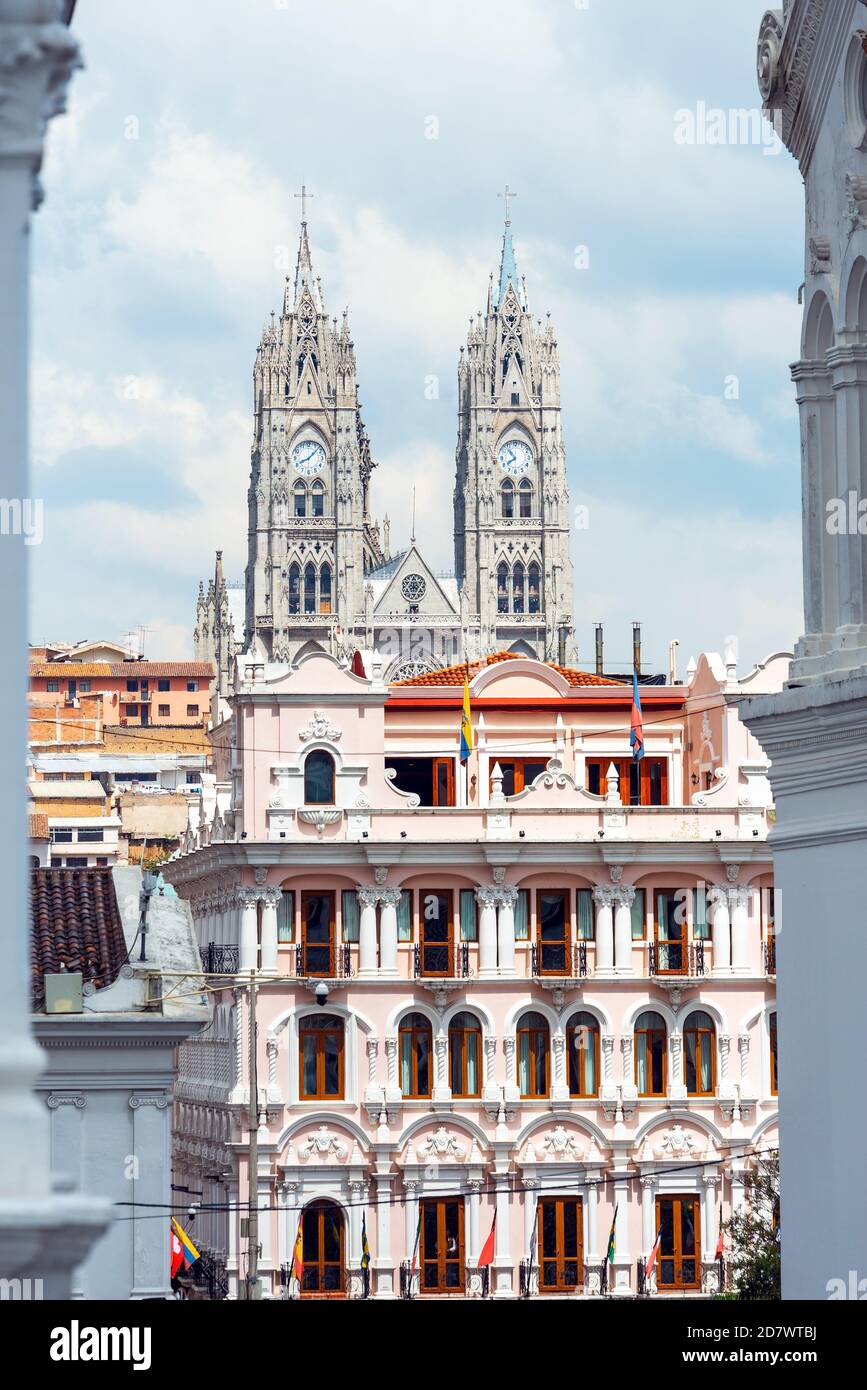 Basilica delle torri voto nazionale e la facciata, Quito centro della città, Ecuador. Foto Stock