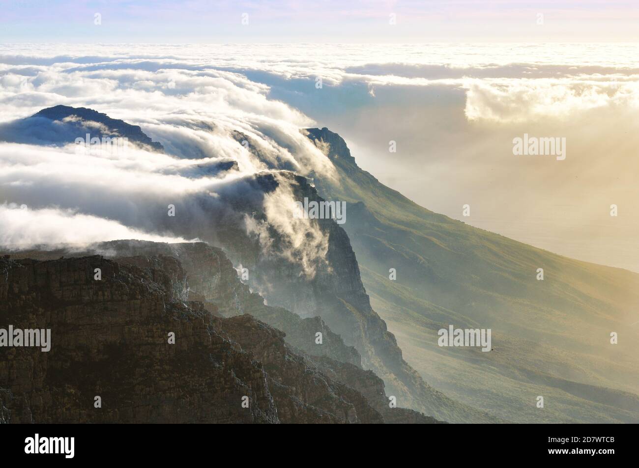 Table montagna coperta di coperta nuvola al tramonto, Città del Capo, Sud Africa Foto Stock