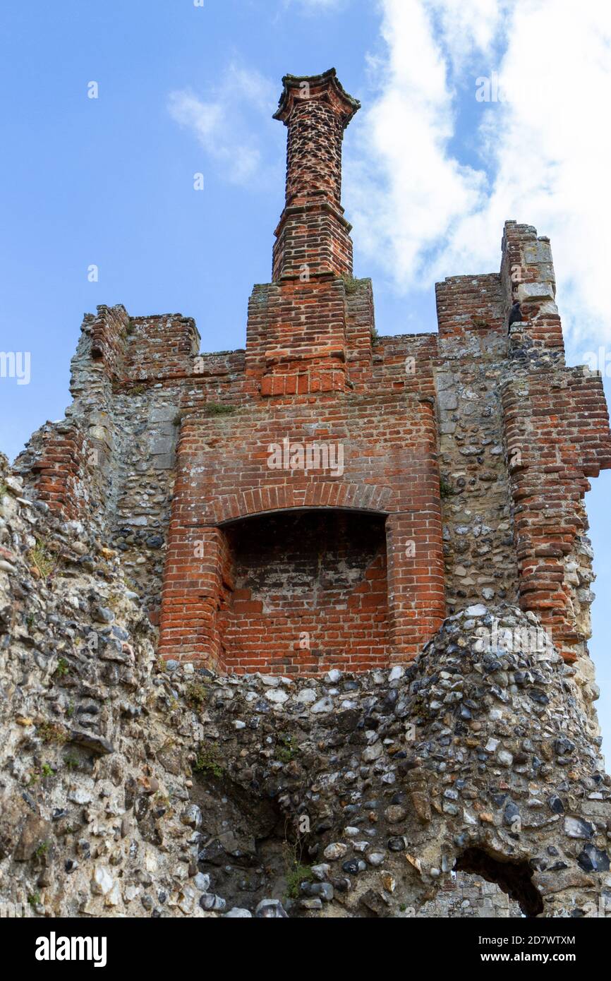 Dettagli camino e camino in cima a una torre nel castello di Framlingham, Suffolk, Regno Unito. Foto Stock