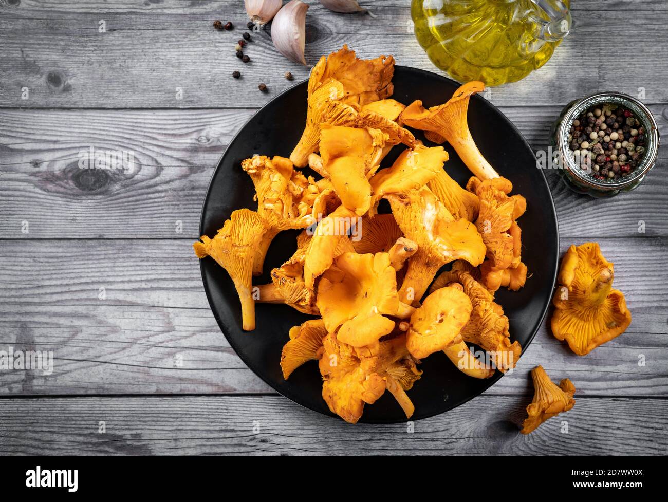 Primo piano di un piatto con i finferli di funghi su grigio sfondo rustico Foto Stock