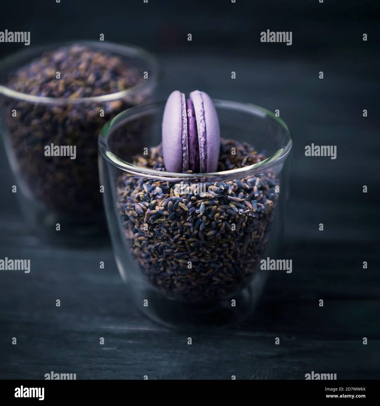 Macaron o macaron alla lavanda violetta francese e lavanda secca fatti in casa su sfondo di legno scuro Foto Stock