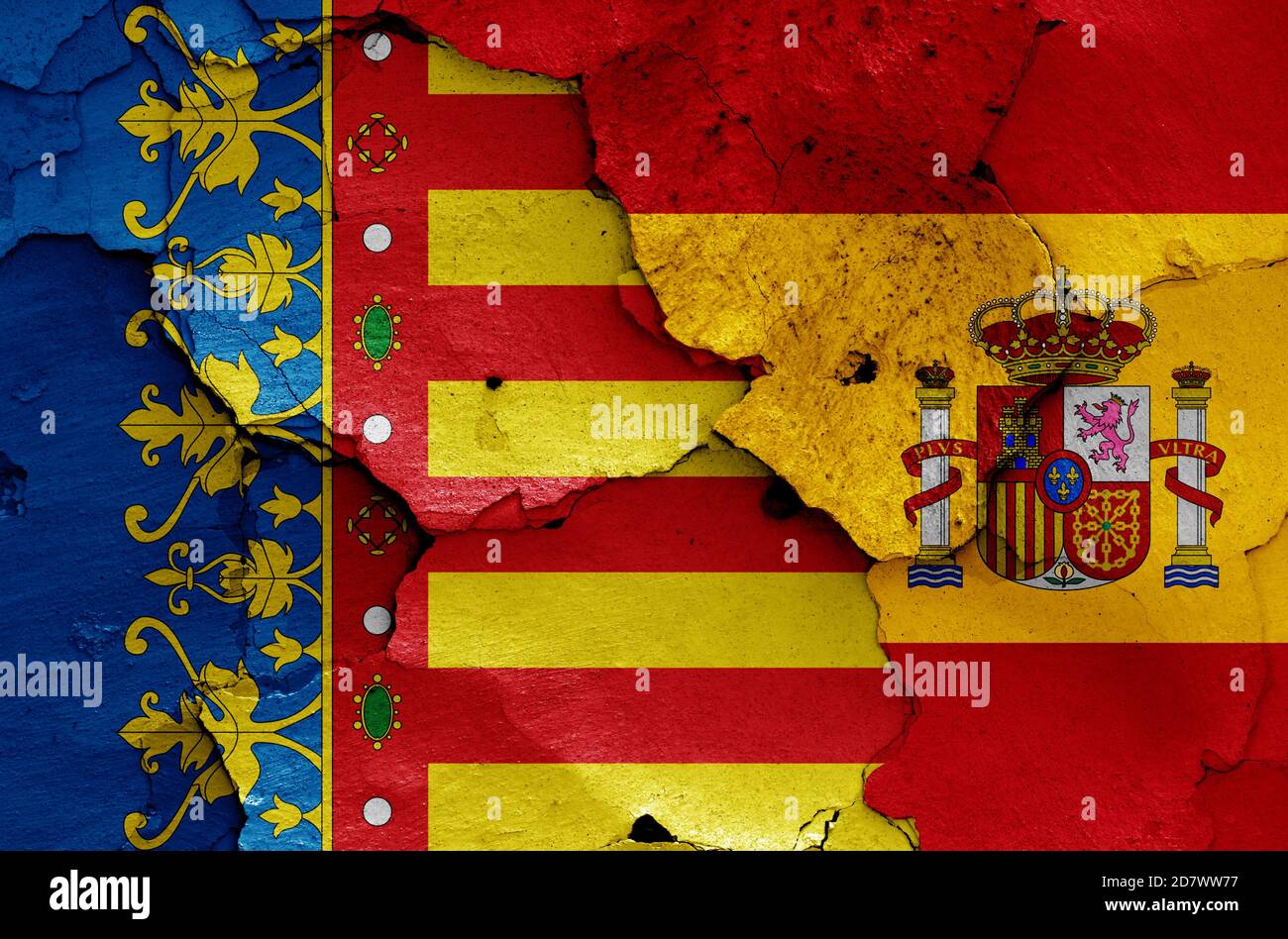 Bandiere della Comunità Valenciana e della Spagna dipinte su pareti incrinate Foto Stock