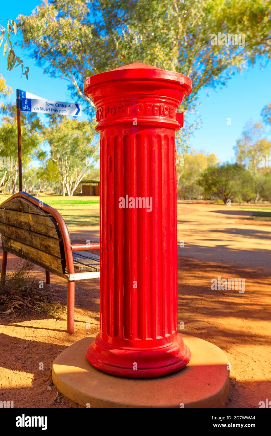 Antica cassetta postale rossa dell'ufficio postale della vecchia stazione telegrafica di Alice Springs. Un punto di riferimento storico ad Alice Springs, territorio del Nord, Centro Foto Stock