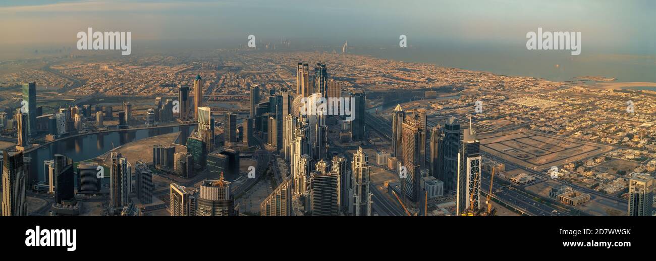 Edifici moderni nel panorama di Dubai, skyline della citta' di Dubai con grattacieli, Emirati Arabi Uniti. Foto Stock