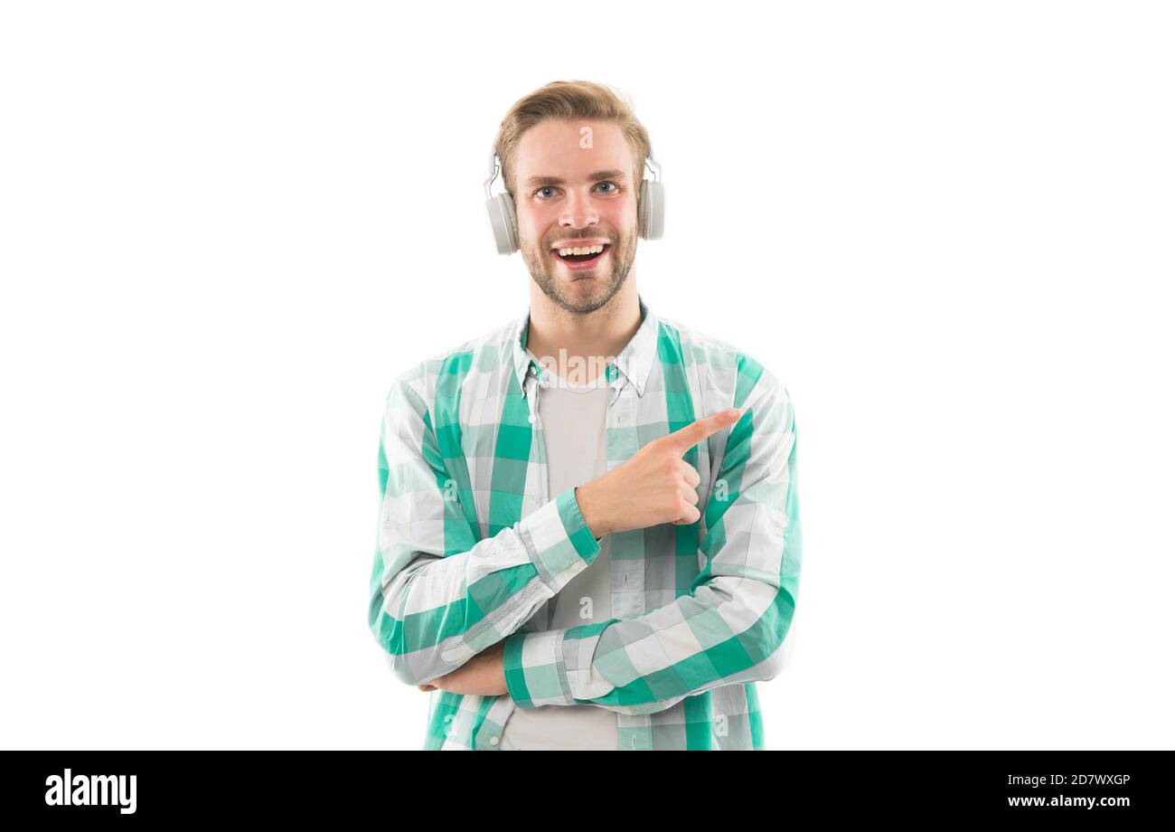 Musica per il buon umore. La band preferita. Godendo di canzone. La traccia audio. Ascoltare musica per ispirazione e motivazione. Gli auricolari moderno concetto. Uomo bello barba lunga hipster ascoltando musica cuffie gadget. Foto Stock