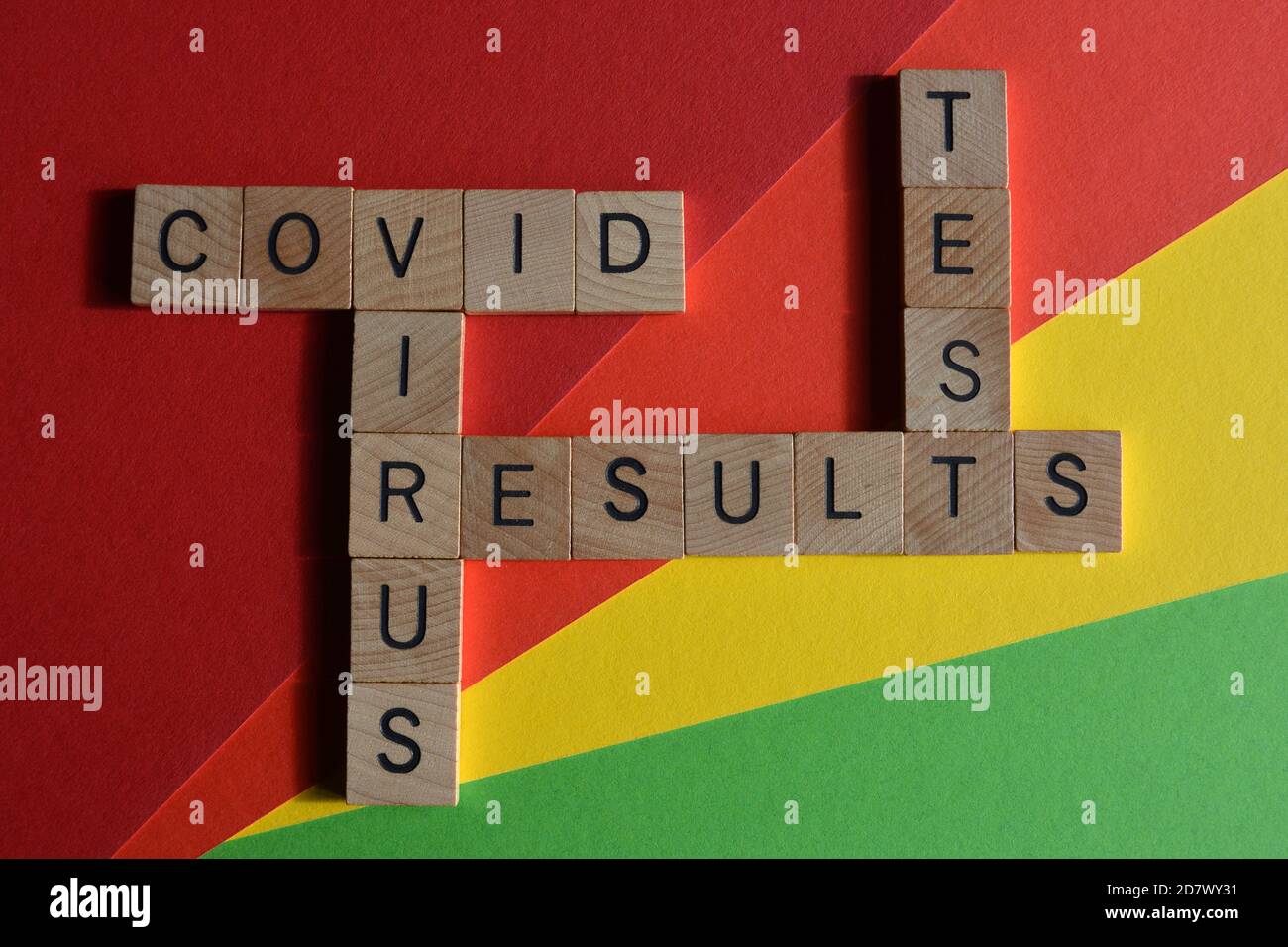 Covid, Virus, Test, risultati in lettere alfabetiche in legno in forma di crossword su sfondo colorato Foto Stock