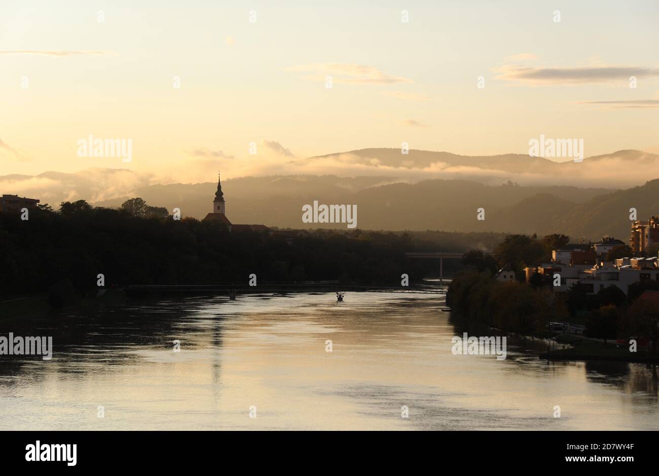 Fiume Drava a Maribor nella Slovenia orientale Foto Stock