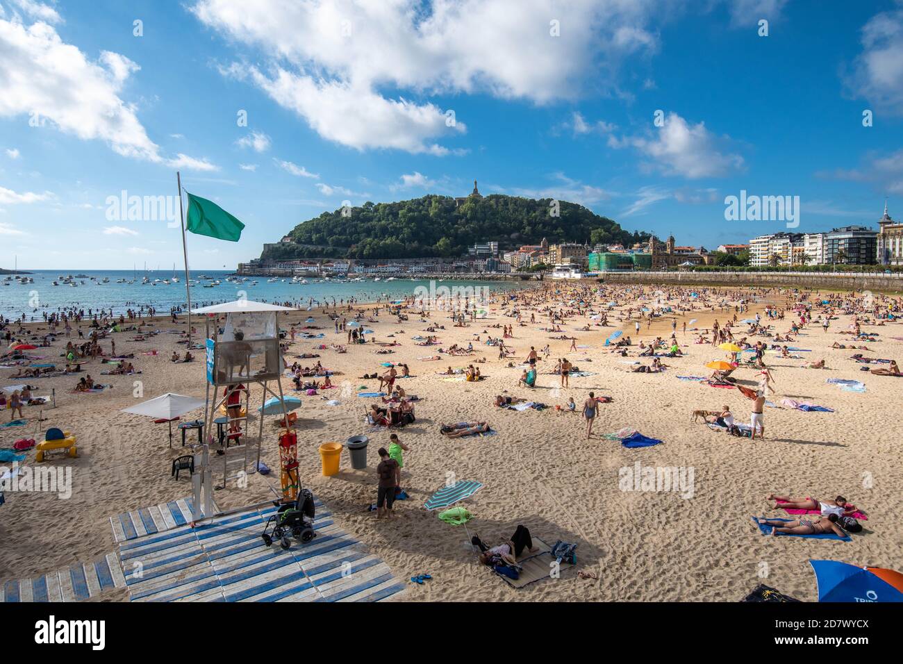 Una vista sulle spiagge di San Sebastian che surgono l'estate 2020 Foto Stock