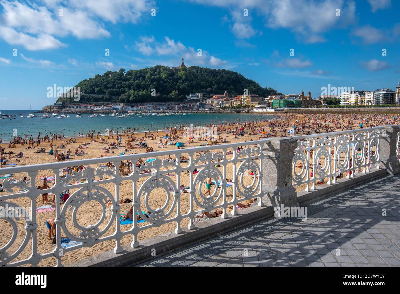 Una vista sulle spiagge di San Sebastian che surgono l'estate 2020 Foto Stock