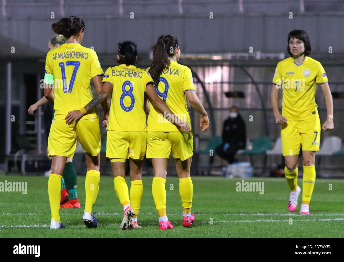 KIEV, UCRAINA - 23 OTTOBRE 2020: UEFA Womens EURO 2022 Qualificative game Ucraina contro Irlanda all'Obolon Arena di Kiev, Ucraina. I giocatori ucraini festeggiano dopo aver segnato un gol Foto Stock