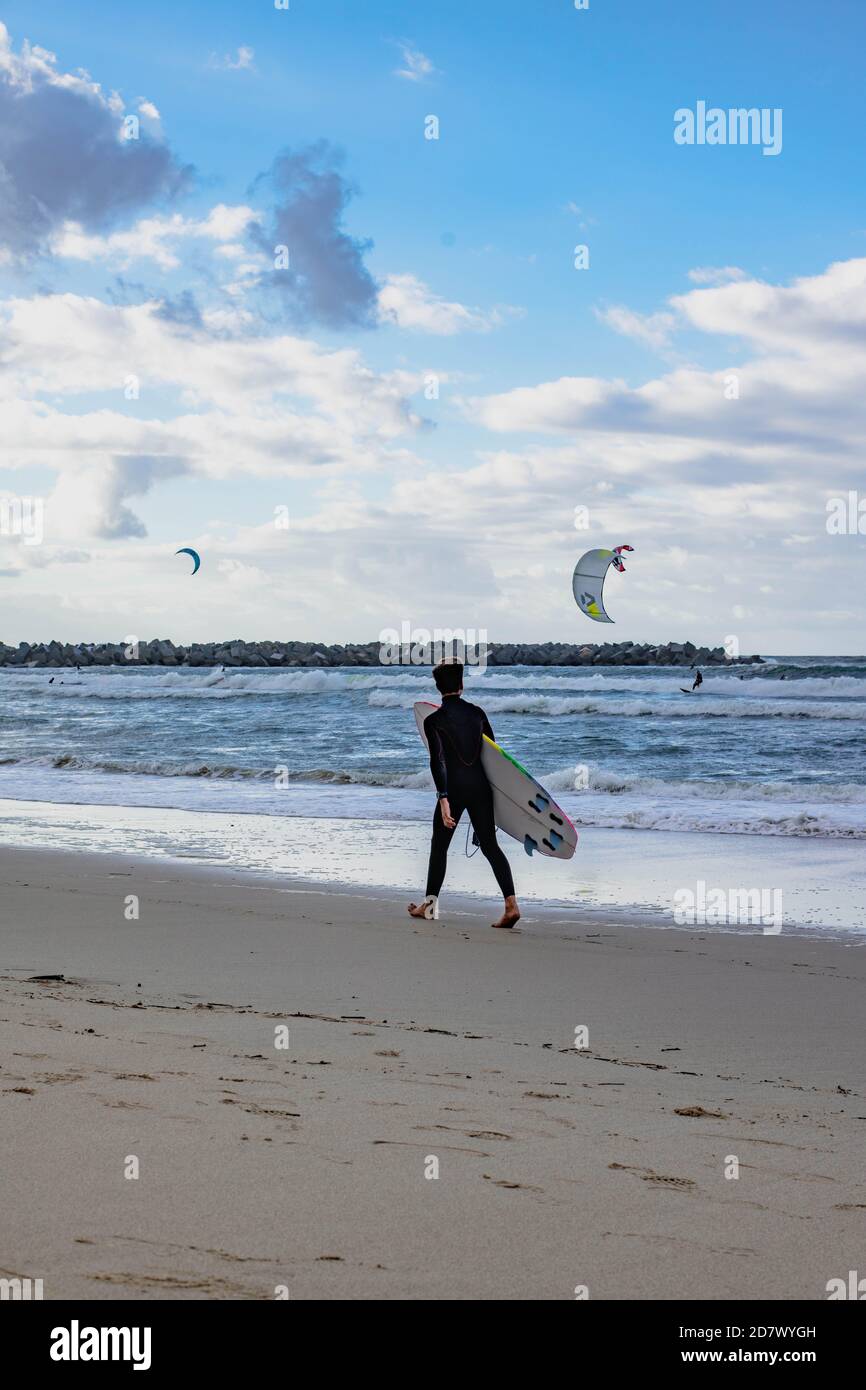 Windsurf sulla spiaggia di Zurriola di San Sebastian Foto Stock