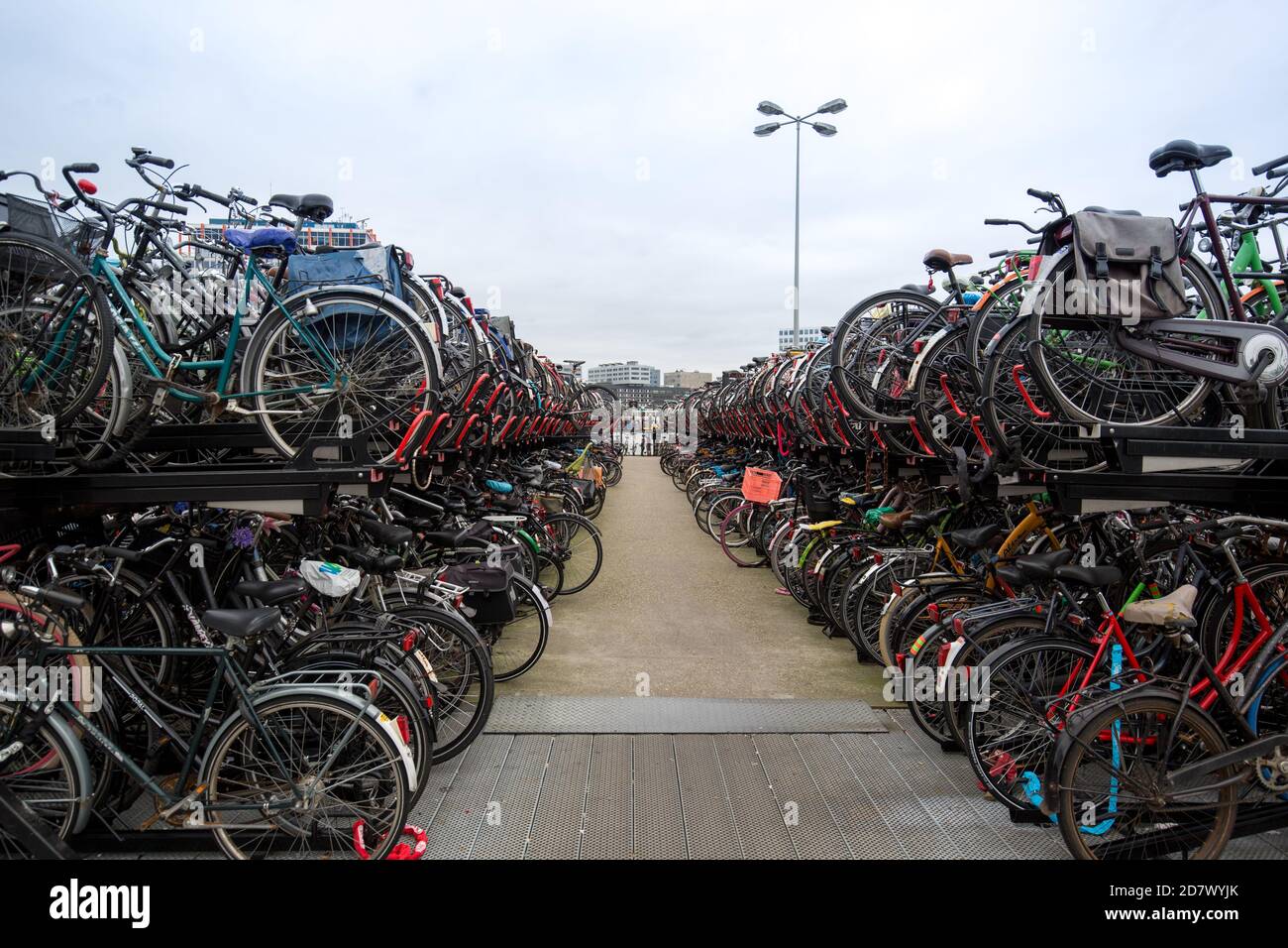 AMSTERDAM, PAESI BASSI - 10 settembre 2017: Parcheggio all'aperto a due piani ad amsterdam Foto Stock