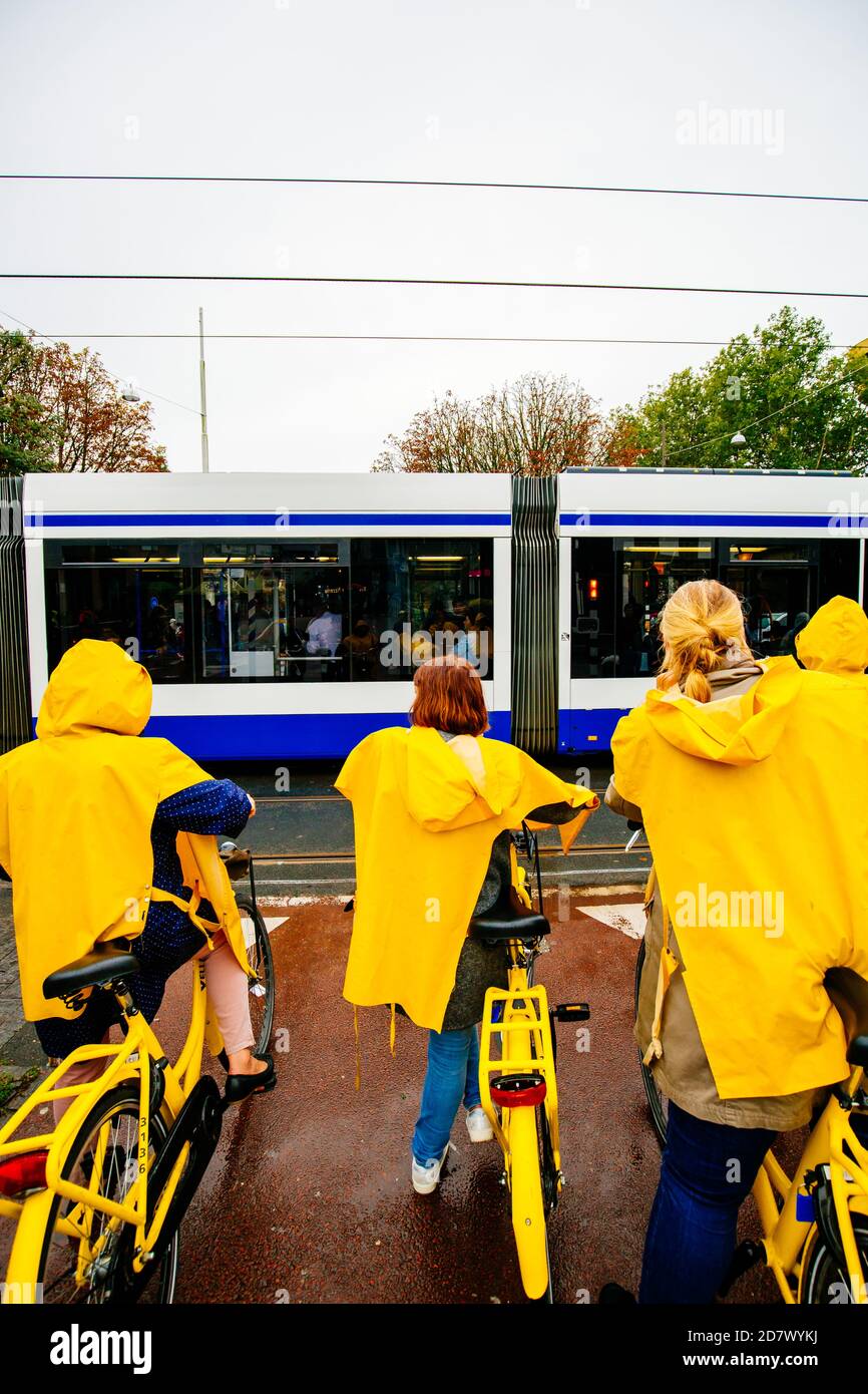 AMSTERDAM, PAESI BASSI - 09 settembre 2017: Tour in bicicletta ad Amsterdam durante la giornata delle piogge. Foto Stock