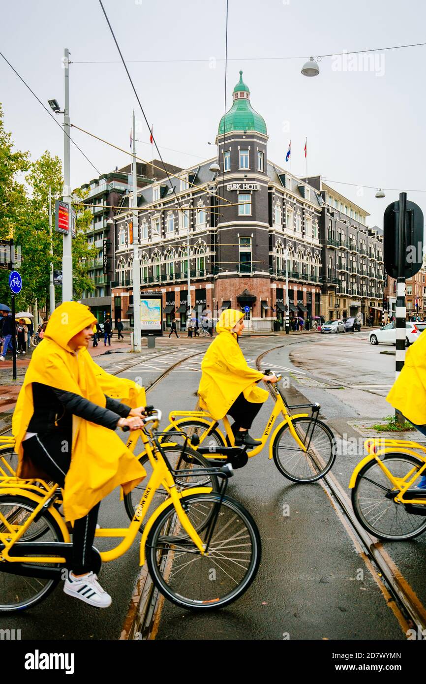 AMSTERDAM, PAESI BASSI - 09 settembre 2017: Tour in bicicletta ad Amsterdam durante la giornata delle piogge. Foto Stock