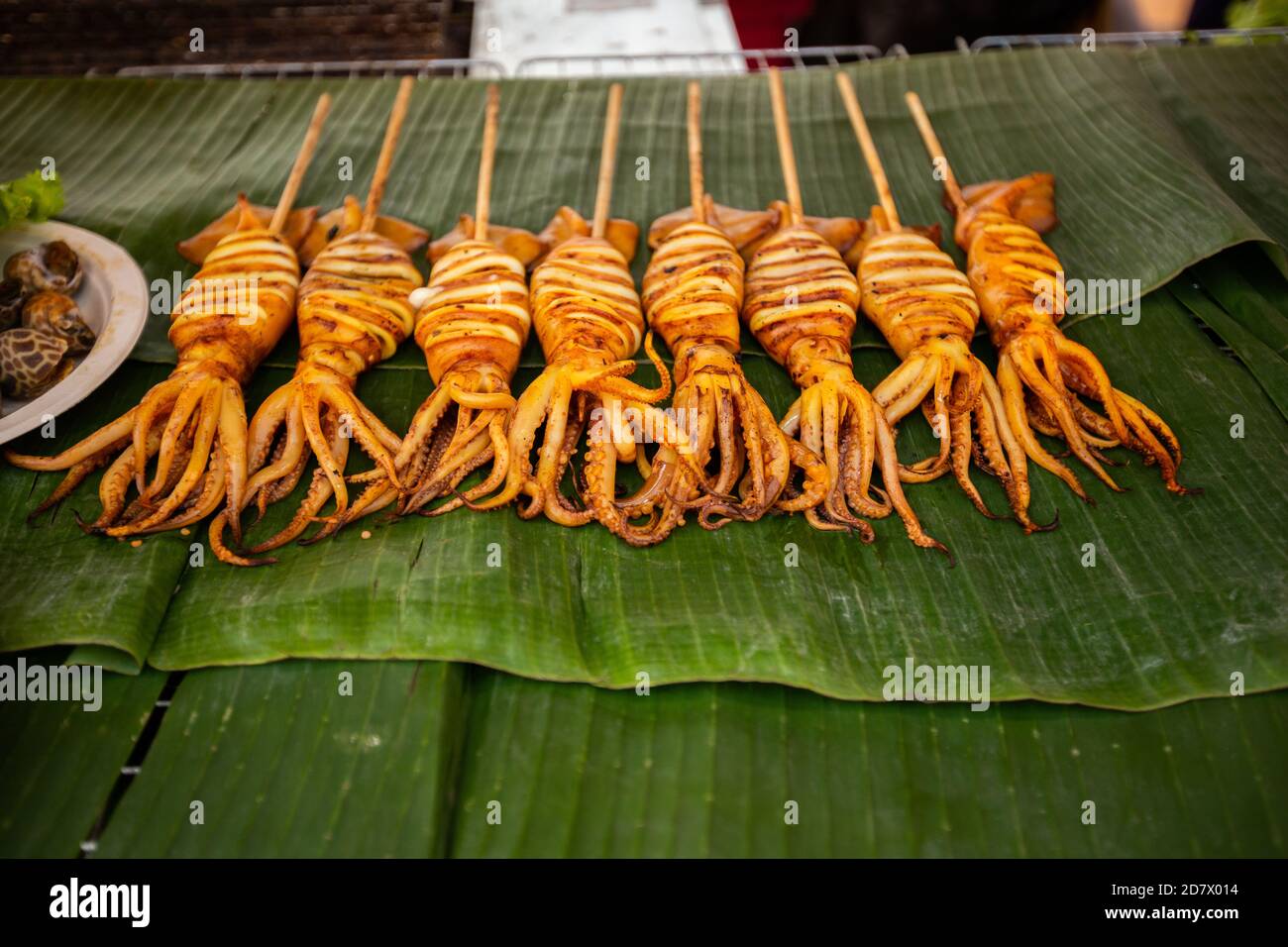 Fresco calamari alla griglia barbecue tailandese Street food pronti a  mangiare Foto stock - Alamy
