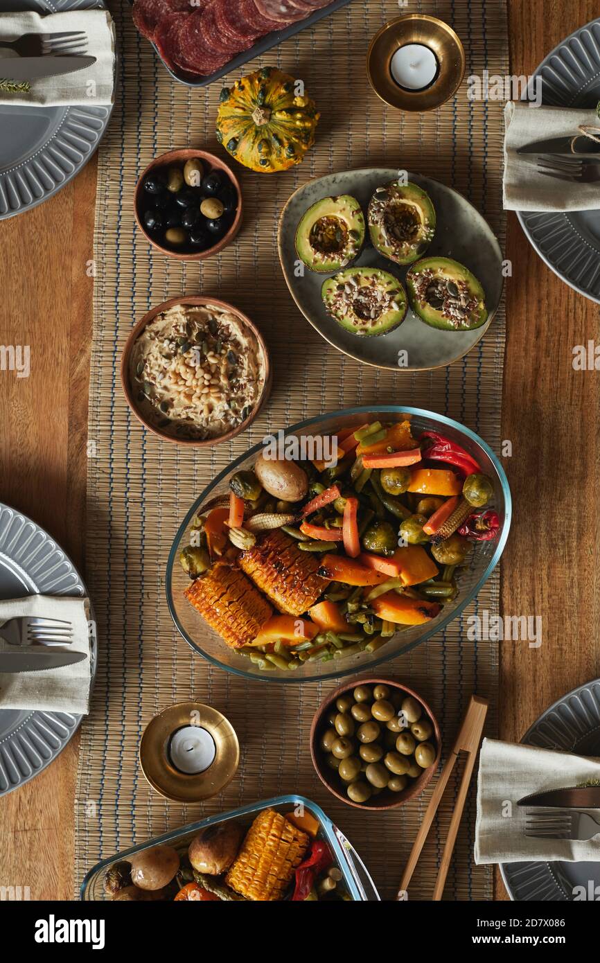 Vista dall'alto immagine di sfondo di deliziosi piatti fatti in casa sul tavolo da cena autunnale, spazio copia Foto Stock