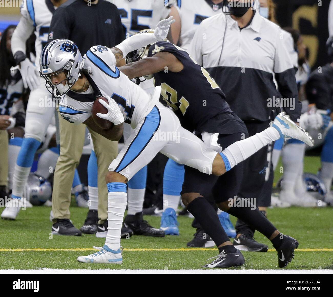 New Orleans, Stati Uniti. 25 Ott 2020. Carolina Panthers Wide Receiver Roby Anderson (11) è spinto fuori dai limiti da New Orleans Saints Cornerback Marshon Lattimore (23) presso la Louisiana Superdome a New Orleans lunedì 25 ottobre 2020. Foto di AJ Sisco/UPI. Credit: UPI/Alamy Live News Foto Stock