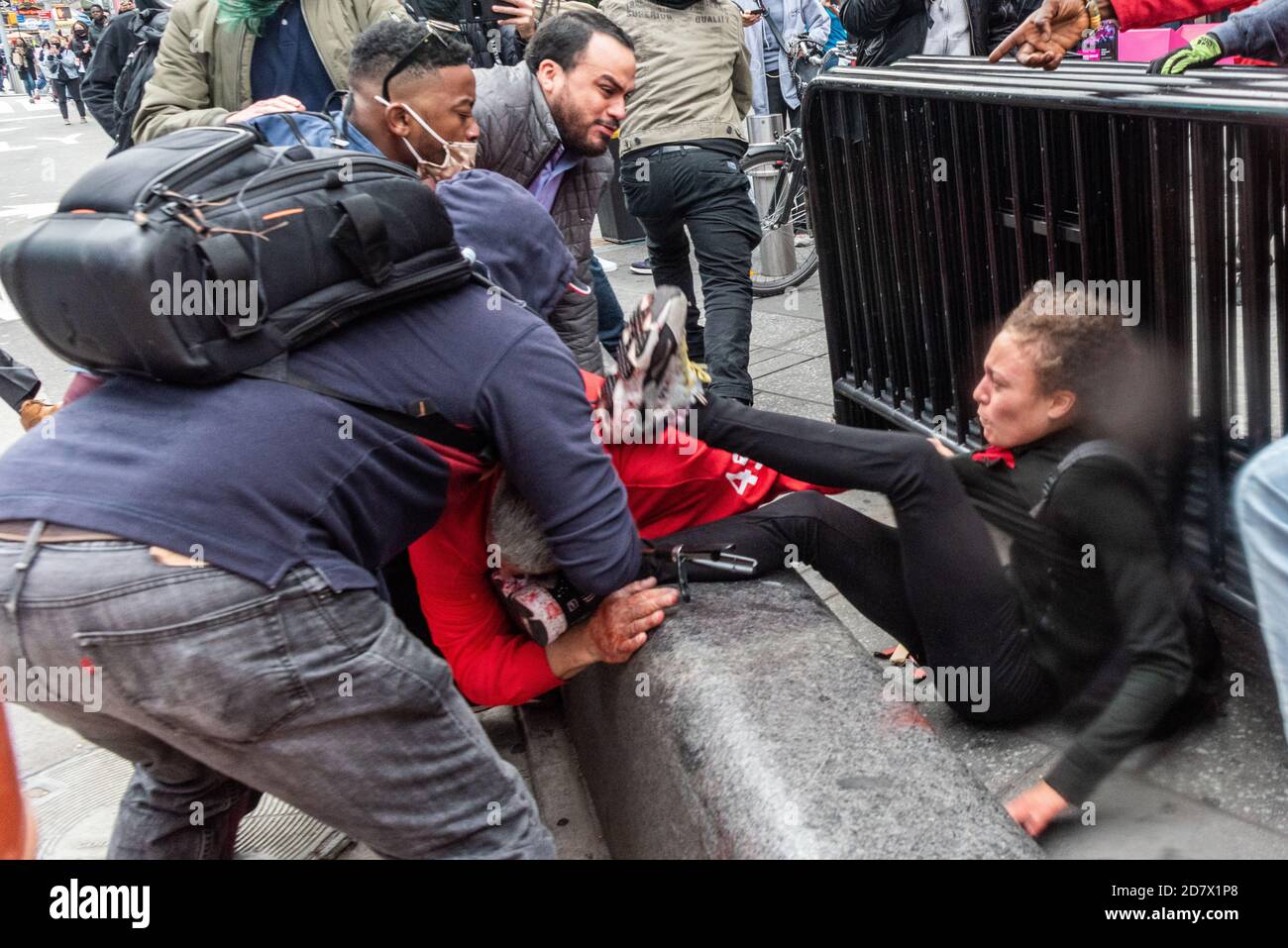 Un manifestante Black Lives Matter entra in un alterco fisico con un sostenitore di Trump a Times Square a New York il 25 ottobre 2020. (Foto di Gabriele Holtermann/Sipa USA) Nota: Il filtro dell'obiettivo del fotografo è stato colpito con sostanza non nota Credit: Sipa USA/Alamy Live News Foto Stock
