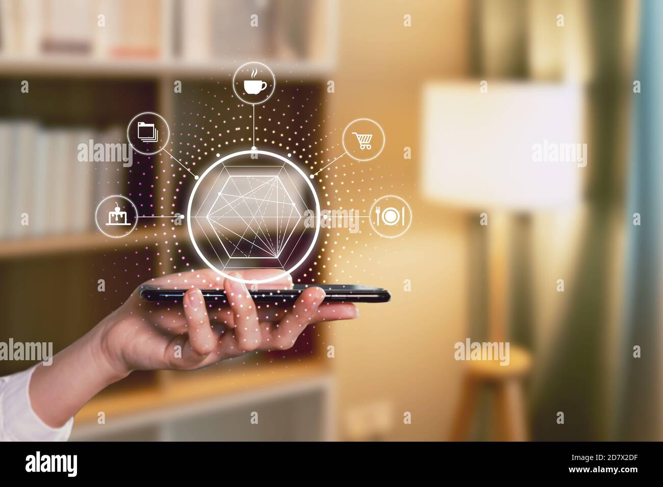 Take away ordinare online cibo da casa su dispositivo moblie app con sfocatura dello sfondo interno Foto Stock