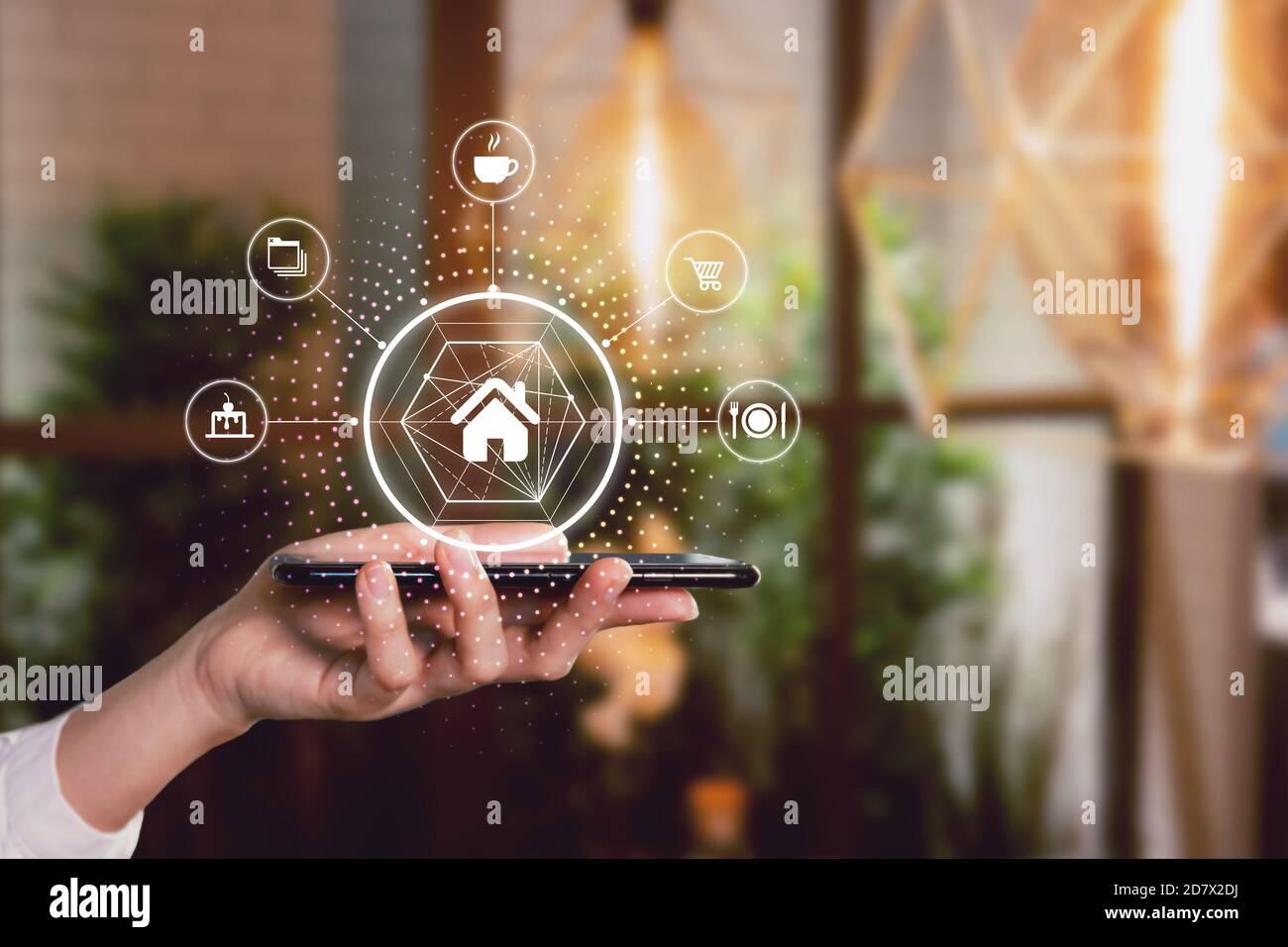 Porta via l'ordinazione online di cibo da casa con l'app moblie Device, con lo sfondo sfocato degli interni Foto Stock