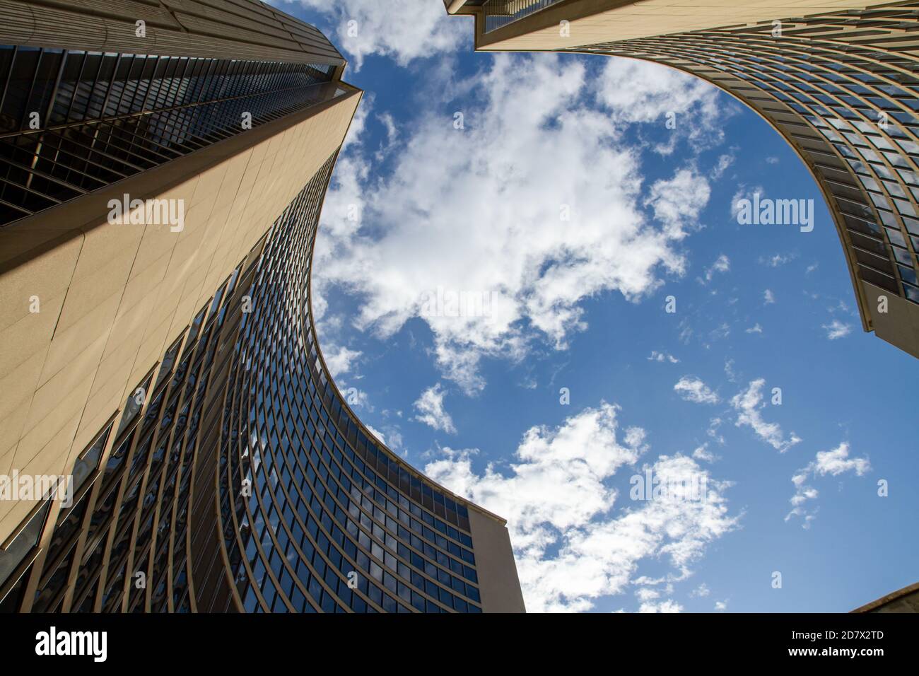 Foto astratta del Municipio di Toronto e del blu luminoso cielo Foto Stock