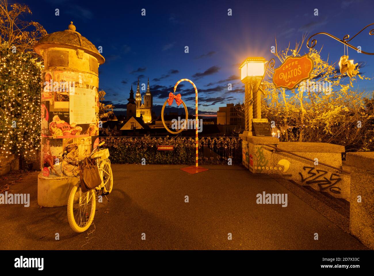 Vista panoramica sulla città di Zagabria cattedrale dal lungomare Strossmayer durante l'avvento, Croazia Foto Stock