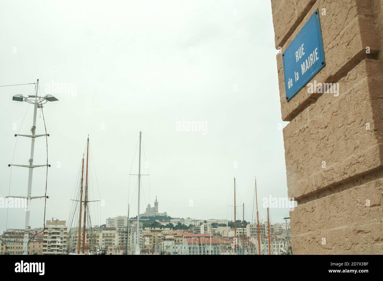 Chiesa di Notre Dame de la Garde, chiamata anche Bonne Mere, vista dalla Rue de la Mairie (che significa in via del municipio francese) con le barche di Th Foto Stock