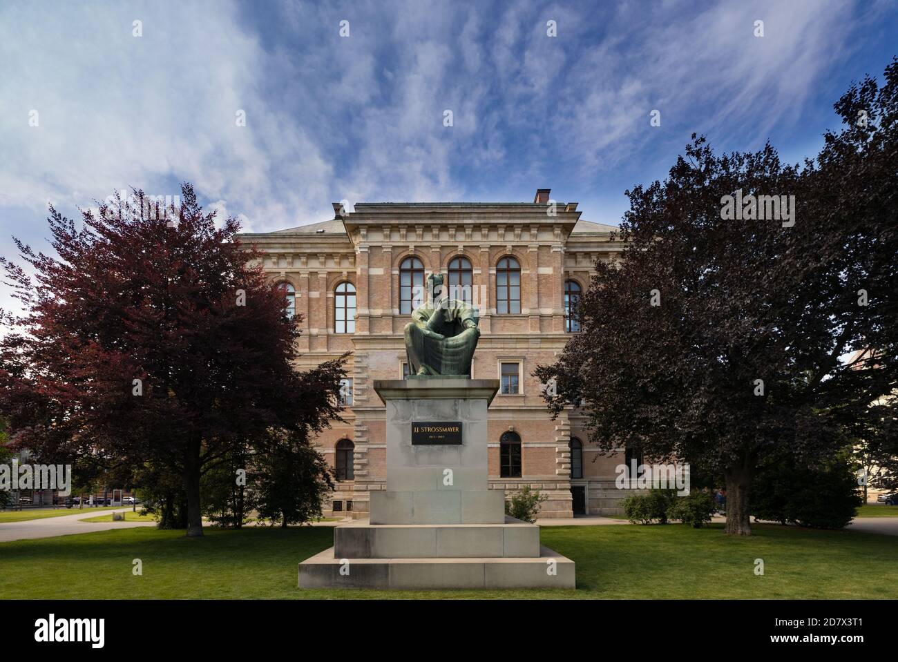 Monumento di Strossmayer di fronte all'Accademia Croata di Arti e Scienze edificio sulla piazza Strossmayer nel centro della città di Zagabria, Croazia Foto Stock