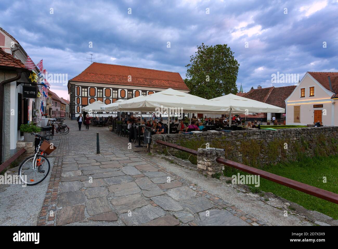 Piazza di Miljenko Stancic e il palazzo del Sermago nella città di Varazdin, Croazia Foto Stock