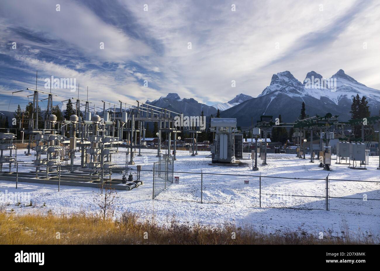 Centrale elettrica nelle Montagne Rocciose dopo la prima nevicata. Città di Canmore, Bow Valley, Alberta Canada Foto Stock