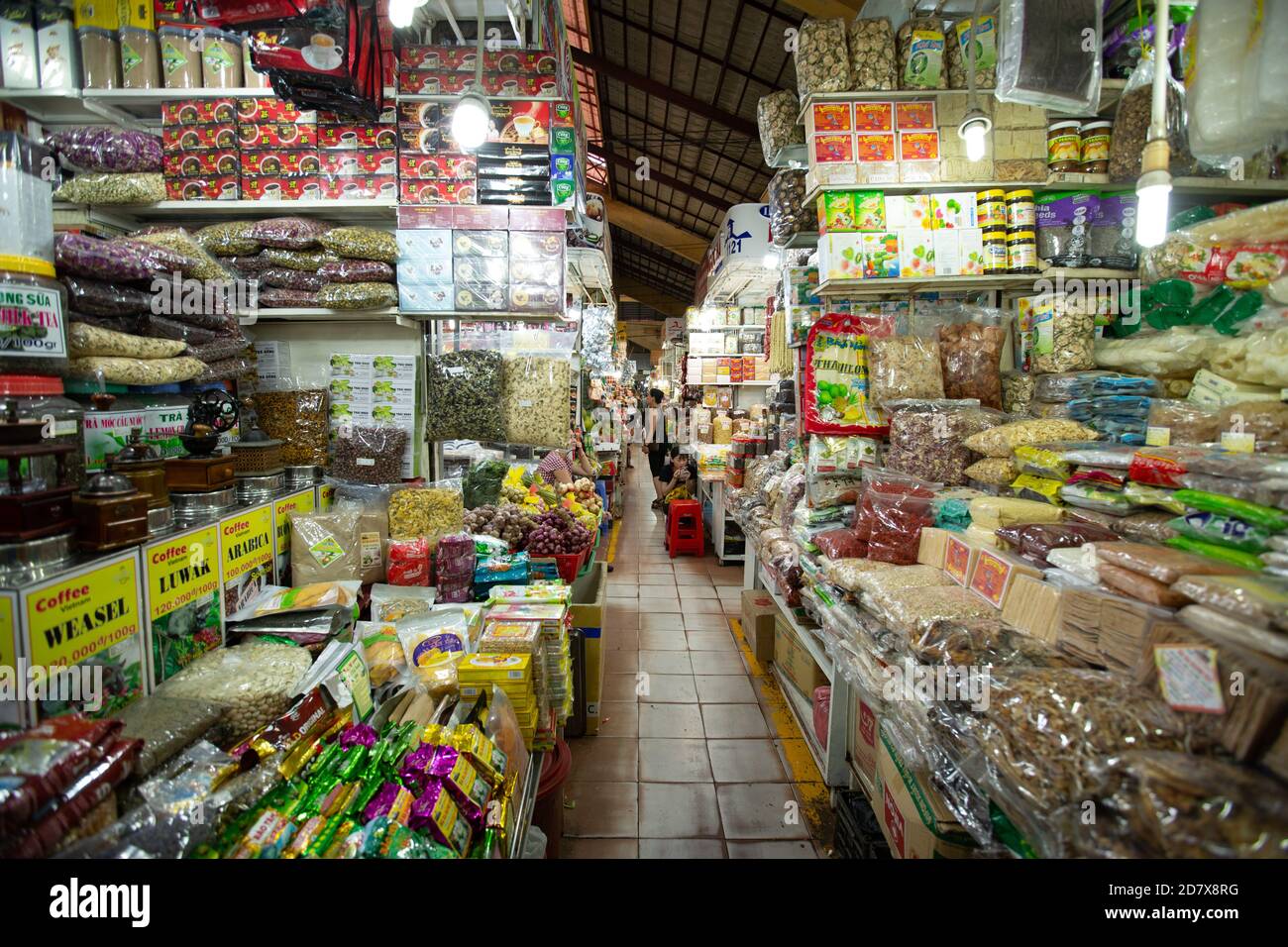 HO chi MINH, VIETNAM - 3 GENNAIO 2019: I venditori non identificati lavorano al mercato di ben Thanh. E' uno dei piu' famosi e popolari punti di riferimento di Saigo Foto Stock