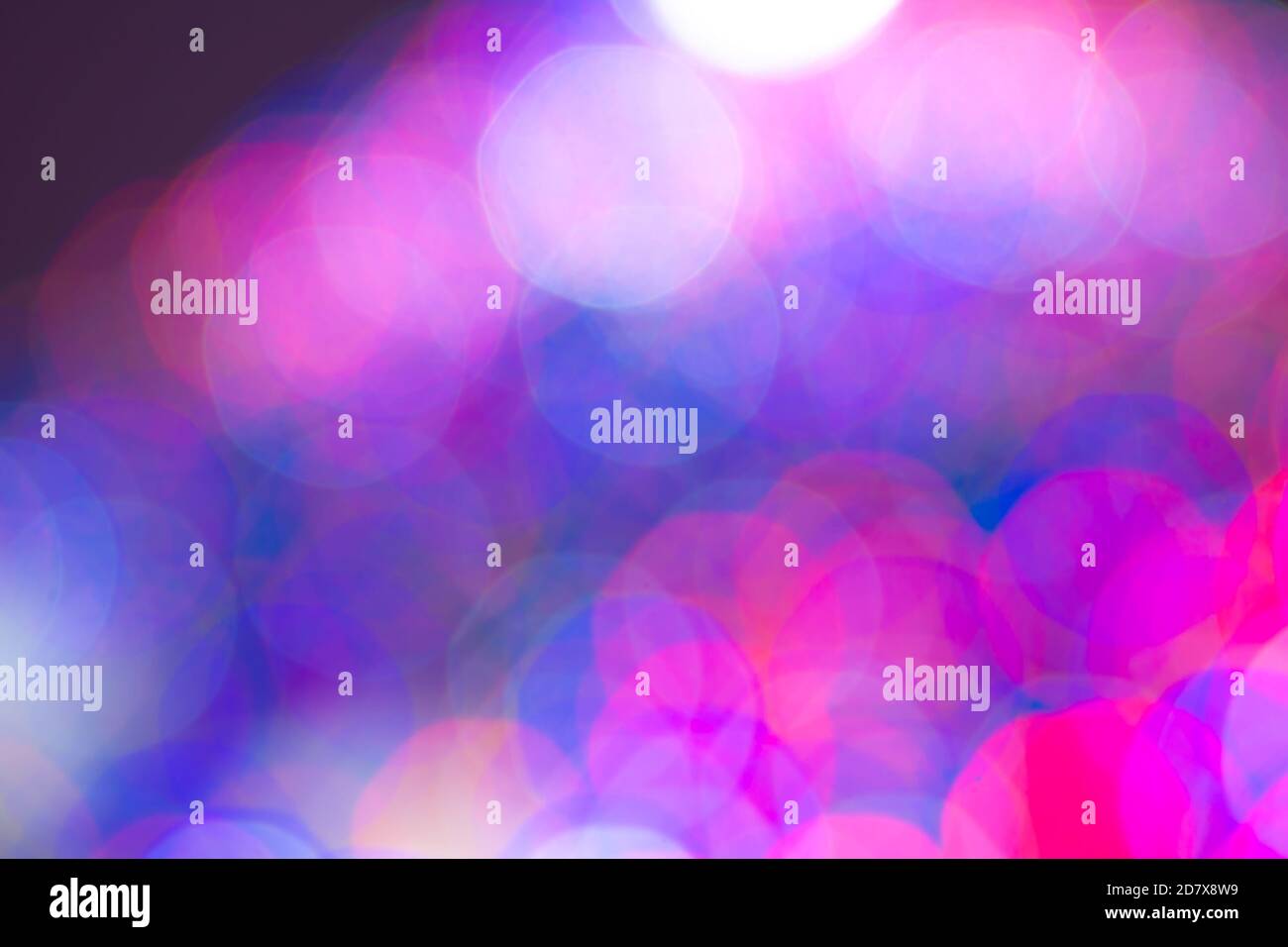 macchie rotonde sfocate di colori brillanti di tonalità fredde per a. sfondo viola brillante Foto Stock