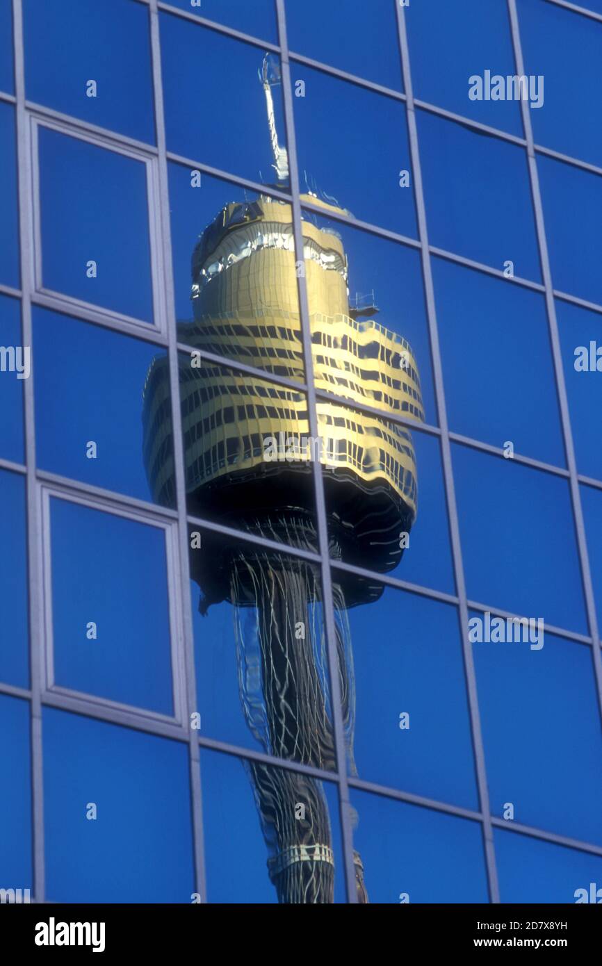 SYDNEY'S CENTREPOINT TOWER RIFLESSO NELLE FINESTRE DI UN EDIFICIO UFFICIALE ALTO. NUOVO GALLES DEL SUD, AUSTRALIA. Foto Stock