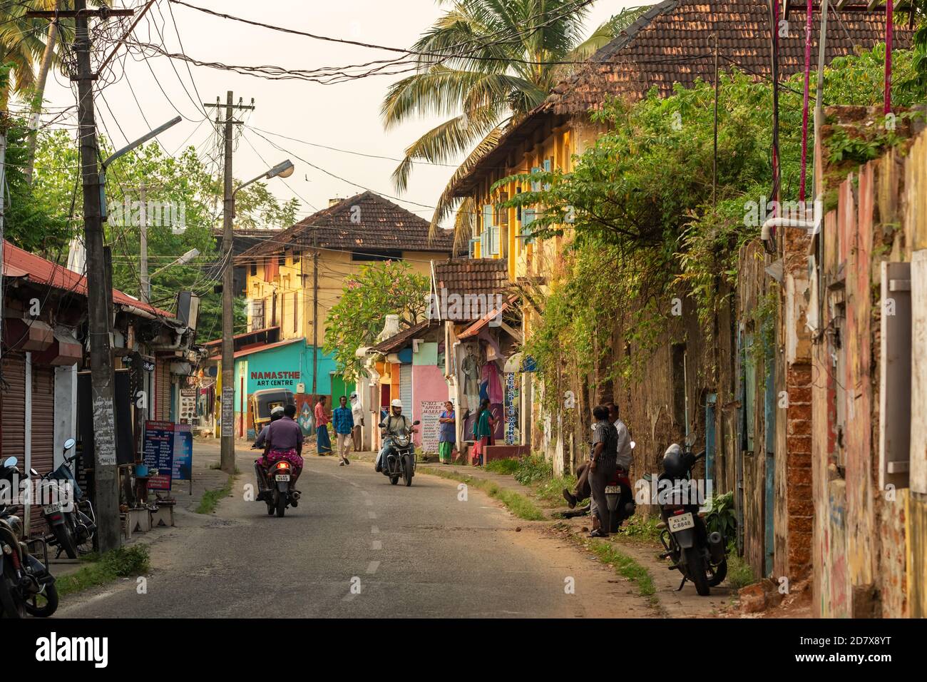 La vista sulla strada a Fort Kochi con case coloniali portoghesi all'aperto Foto Stock