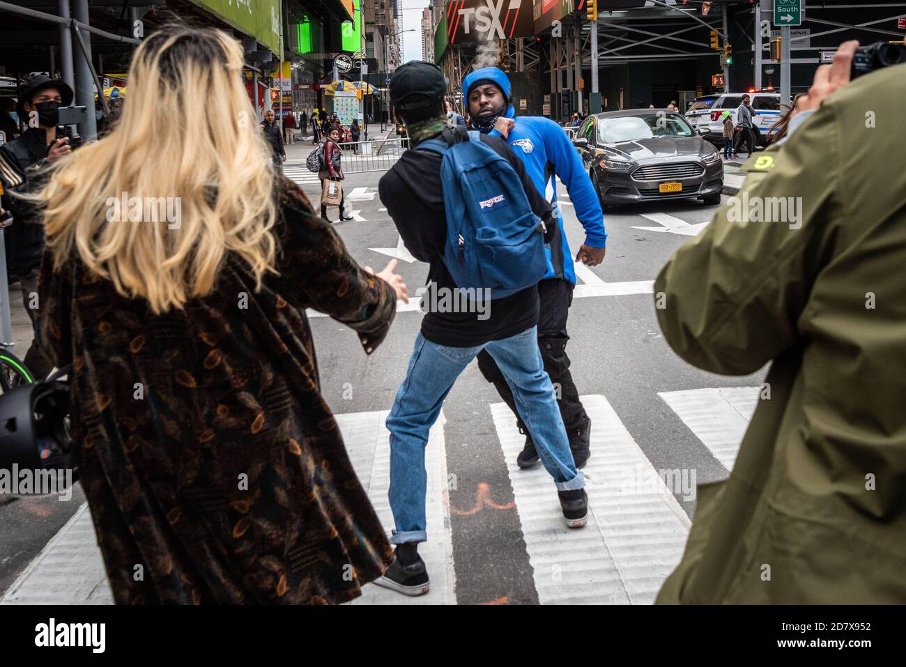 Un manifestante Black Lives Matter entra in un alterco fisico con un sostenitore di Trump a Times Square a New York il 25 ottobre 2020. (Foto di Gabriele Holtermann/Sipa USA) Credit: Sipa USA/Alamy Live News Foto Stock