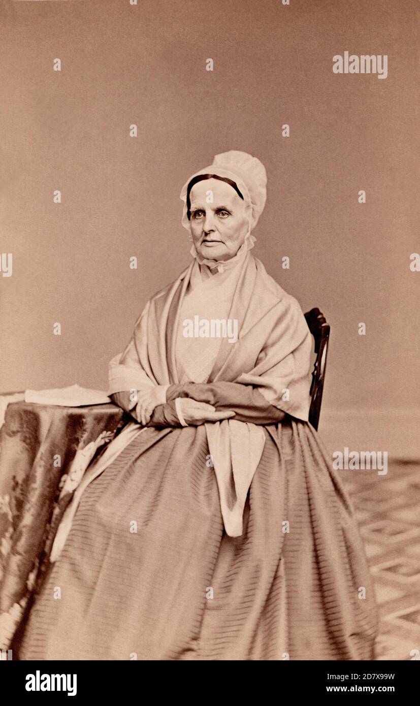 1875 c., Philadelphia , USA : l'americano Quaker , abolizionista , attivista per i diritti delle donne e riformatore sociale LUCRETIA MOTT ( BORN COFFIN , 1793 - 1880 ). Foto di Frederick Gutekunst ( 1831 - 1917 ), Philadelphia .- USA - ritratto - Ritratto - RIFORMISTA - riformismo sociale - FEMMINISTA - suffragisti - SUFFRAGETTA - Anti-Slavery - MOVIMENTO ANTISLAVERY - SUFFRAGISMO - VOTO POLITICO ALLE DONNE - FEMMINISTA - ABOLISIONISMO - ABOLISSIONISTA - HAVISCHAT - HAVISCHAMO - HAVISCHAMO - HAVISSIMO - HAVISCHIA - hat - havissimo - HAVIFAMINISSIO - HAT - HAT - HAVIUSTRO - HAVISSIONI - H donna anziana - donna anziana vecchia - firma - prima - autografo - autog Foto Stock