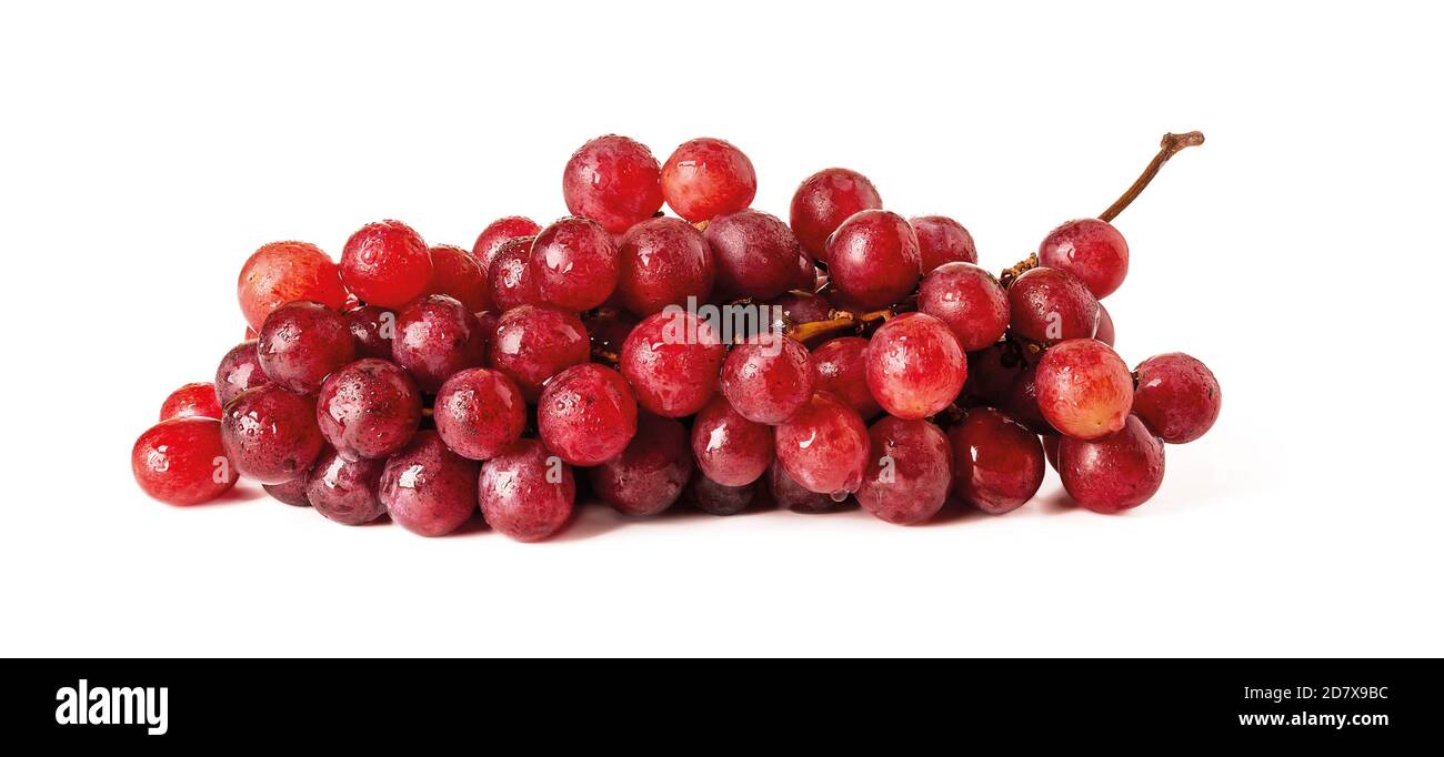 Mazzo di uve rosa dolce mature con gocce d'acqua isolate su sfondo bianco. Deliziosi frutti da dessert e bacche, vegetariano e sana alimentazione. Foto Stock