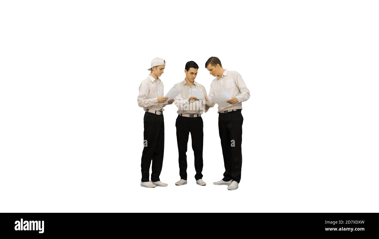 Tre tipi simili vestiti che leggono alcuni documenti mentre uno di t Foto Stock