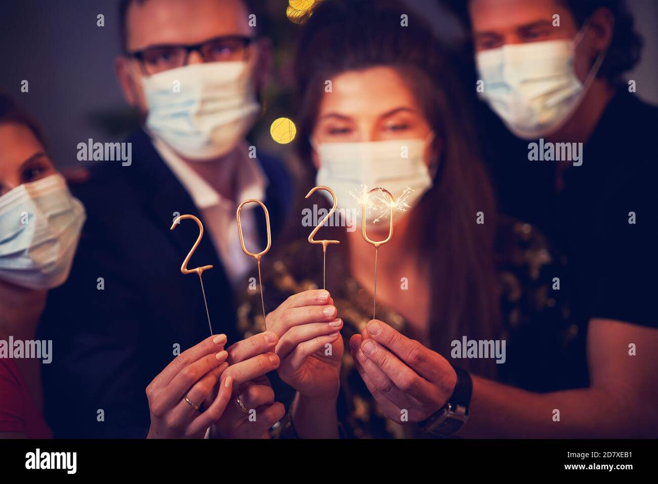 Due belle coppie giovani che si divertono a Capodanno Festa Foto Stock