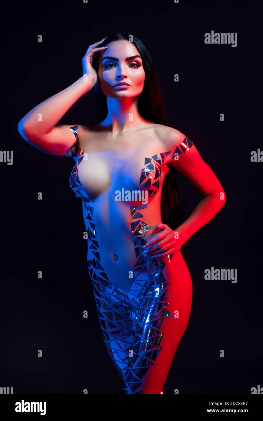 Donna sottile e seducente con nastro adesivo sul corpo nudo Foto Stock