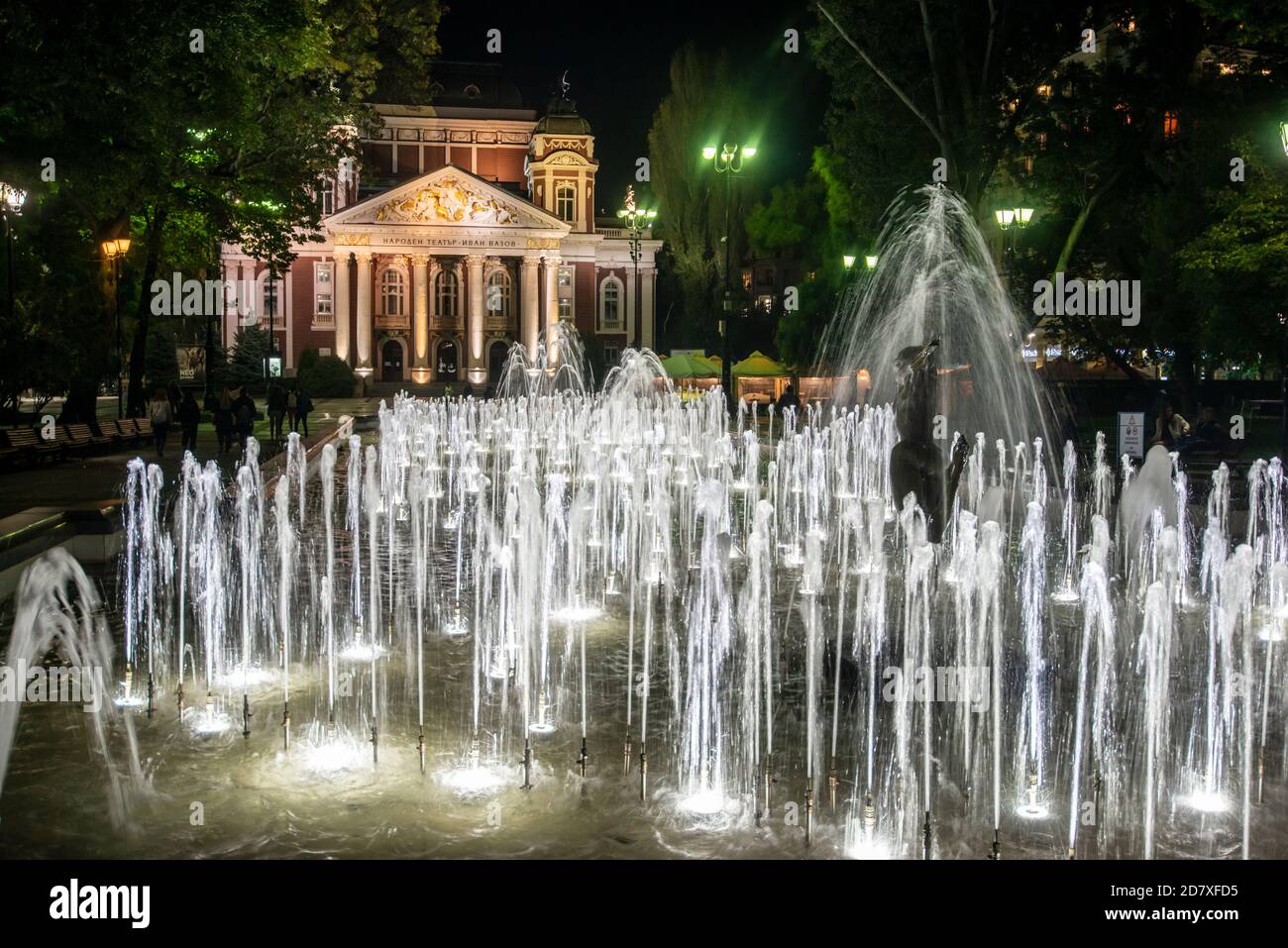 Teatro Nazionale Ivan Vazov a Sofia di notte con il fontane Foto Stock