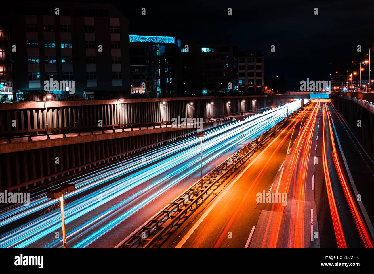 Notte lunga esposizione di Berlino Tempelhof zona urbana autostrada Autobahn in città. Ampia autostrada, tracce di luci dei fari dei veicoli. Movimento Foto Stock