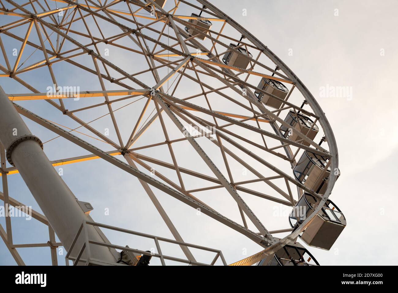 Ruota panoramica contro il cielo blu al tramonto Foto Stock