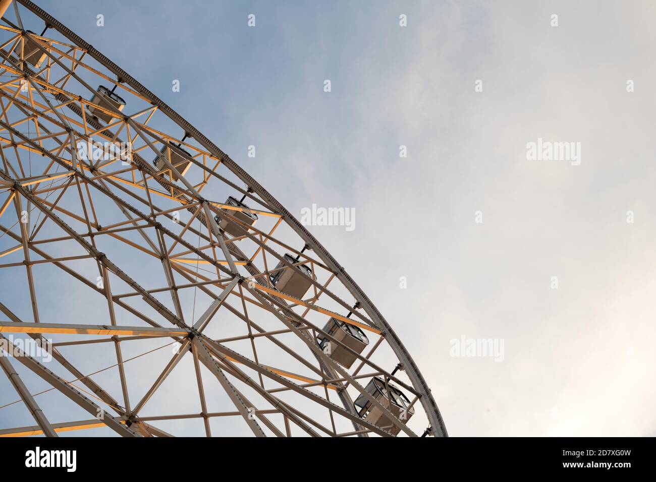 Ruota panoramica contro il cielo blu al tramonto Foto Stock